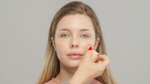 Femme qui s'applique de l'anti cerne
