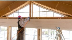 Homme qui isole une maison