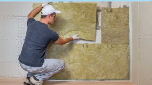 Homme qui installe une isolation de maison