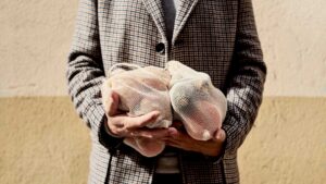 Homme avec des fruits et légumes bio sans un son sac en tissue