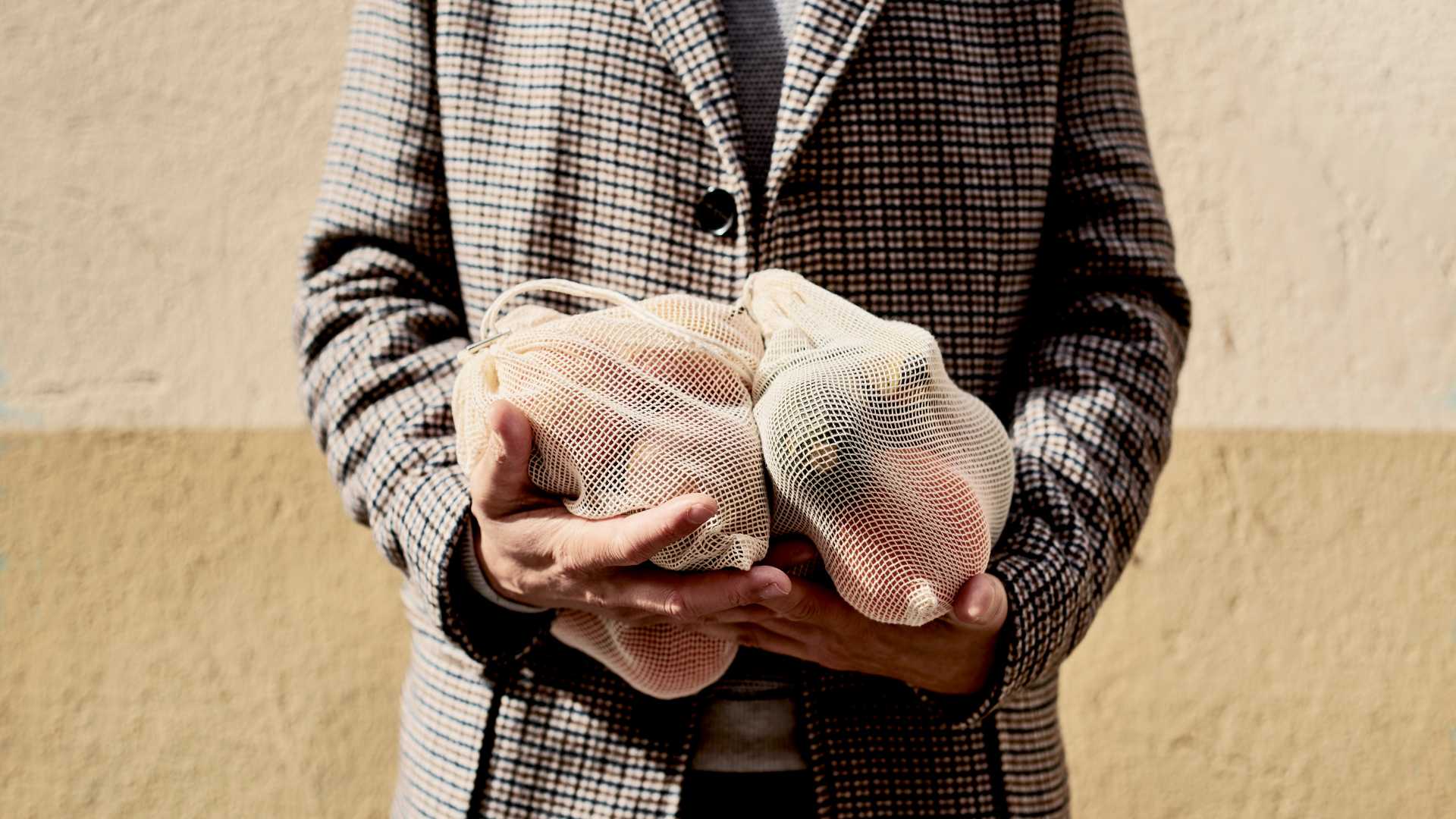 Homme avec des fruits et légumes bio sans un son sac en tissue 