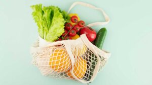 sac en tissue rempli de fruits et de légumes