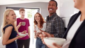 plusieurs personnes qui vivent ensemble