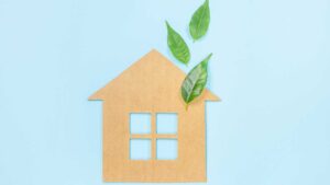 maison en carton 2d avec des feuilles d'arbres dessus
