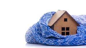 Maison en bois entourée d'une écharpe
