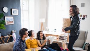 Plusieurs personnes qui vivent ensemble