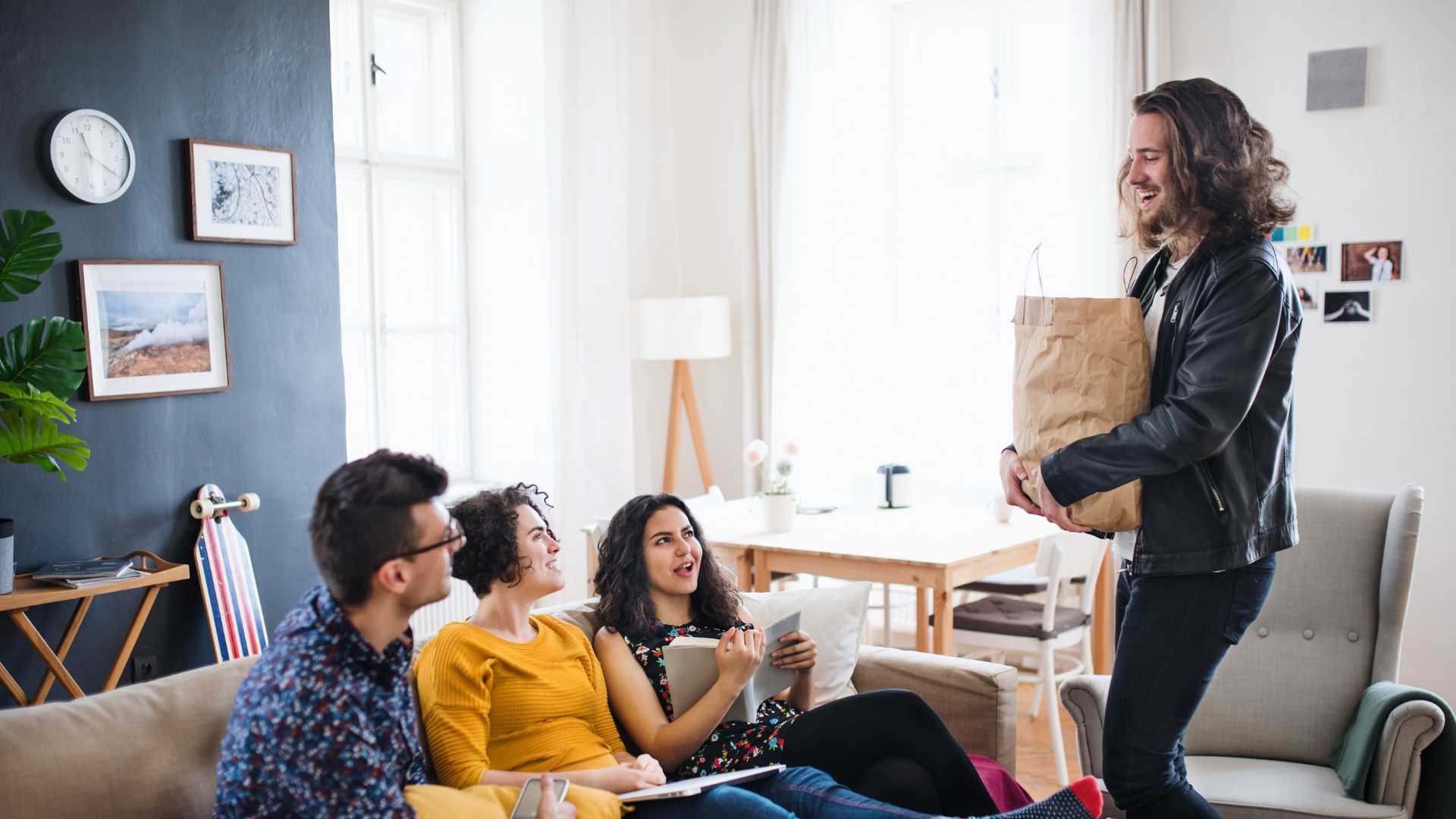 Plusieurs personnes qui vivent ensemble
