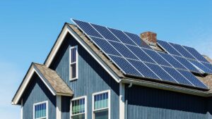 Panneaux solaire sur le toit d'une maison