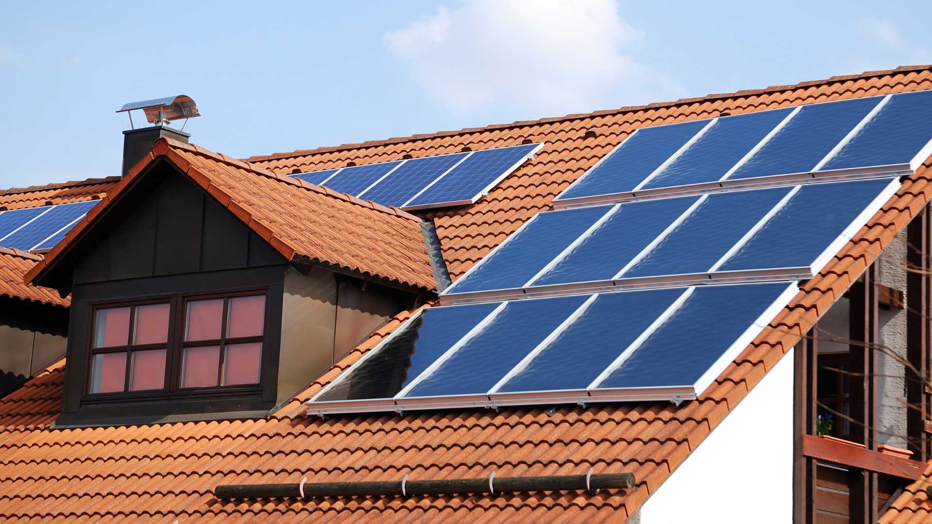 Panneaux solaire sur le toit d'une maison